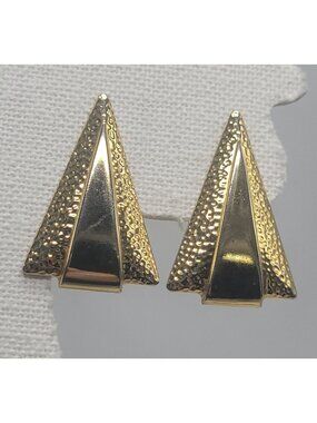 Vtg Gold-Tone Textured Pyramid Clip-On Earrings With Hammered Detailing Triangle
